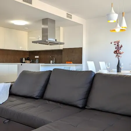 Allonbay & House